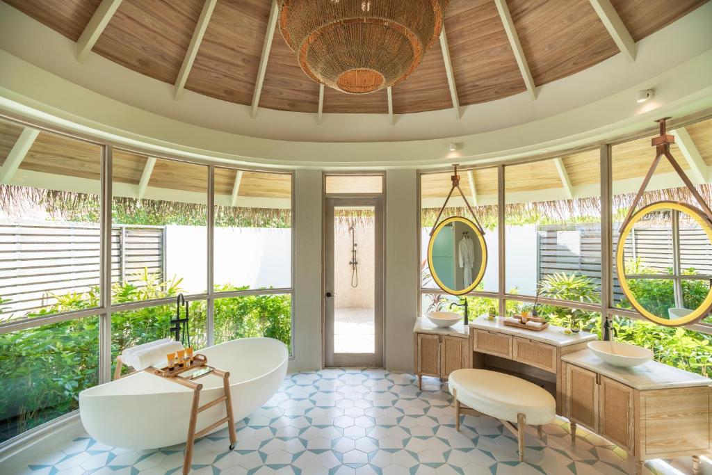 Milaidhoo Maldives - Water Bungalows Bathroom