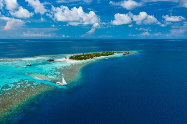 Mirihi Island Resort - Island Areal with Boats
