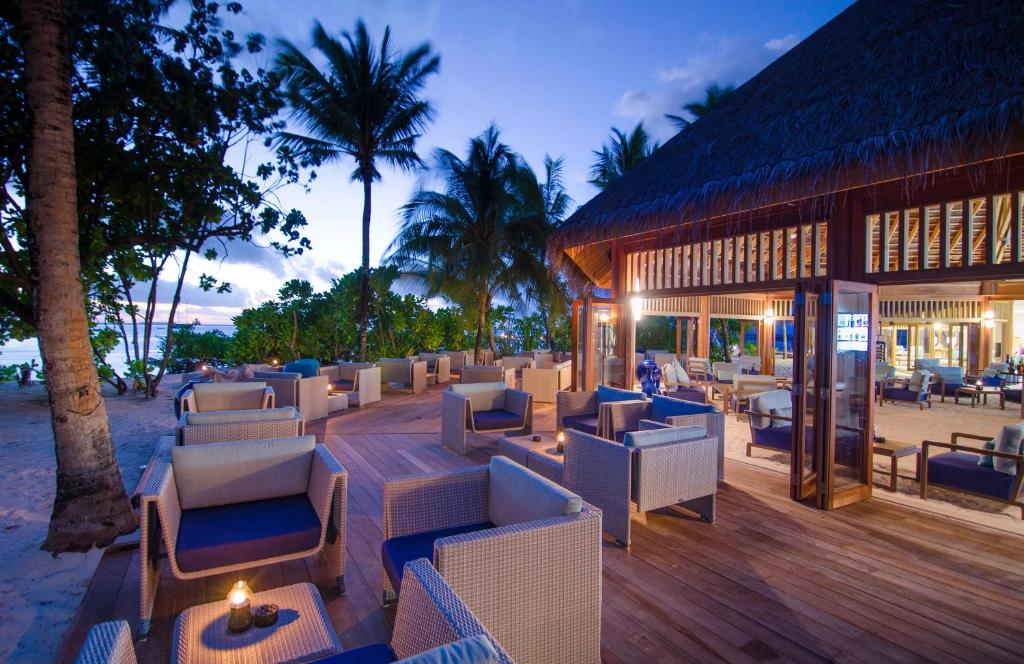Mirihi Island Resort - Restaurant on beach