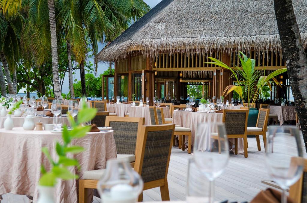 Mirihi Island Resort - Restaurant on the beach