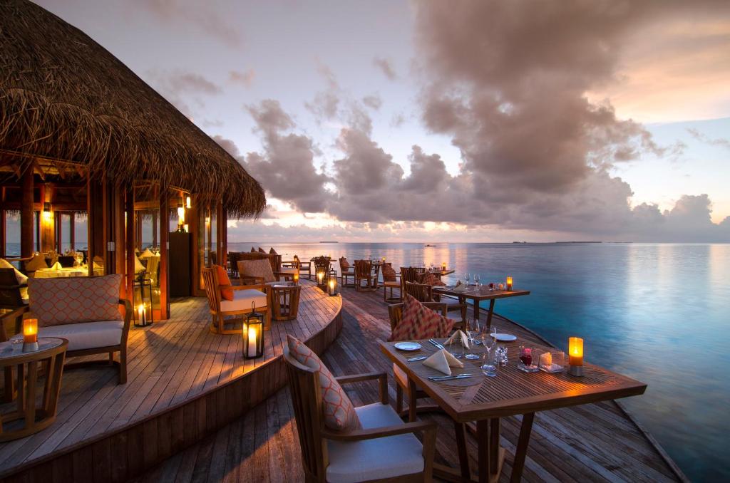 Mirihi Island Resort - Restaurant over Lagoon