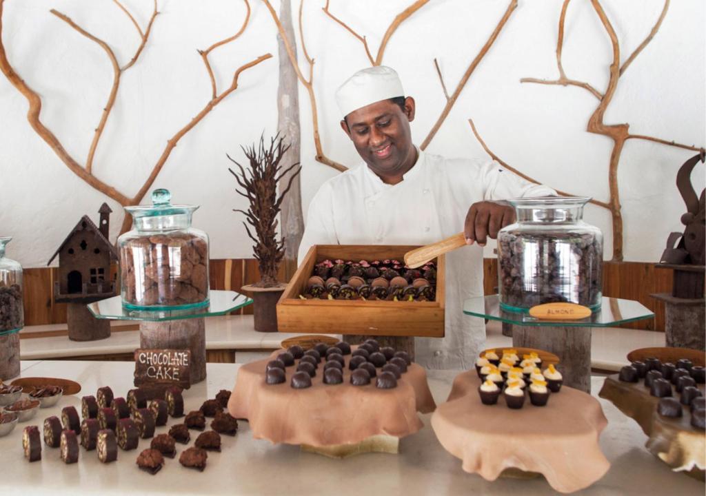 Soneva Fushi - Chef Serving