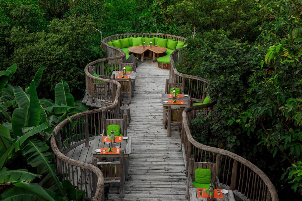 Soneva Fushi - Restaurant in Jungle Setup